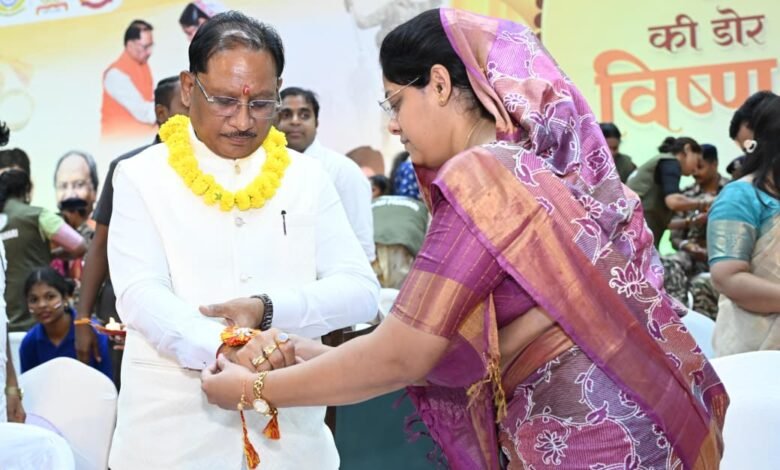 शहादत के सम्मान से जुड़ी स्नेह की डोर : माधुरी ने बांधी राखी, भावुक हुए ‘विष्णु भैया’ शहादत के सम्मान से जुड़ी स्नेह की डोर : माधुरी ने बांधी राखी, भावुक हुए ‘विष्णु भैया’