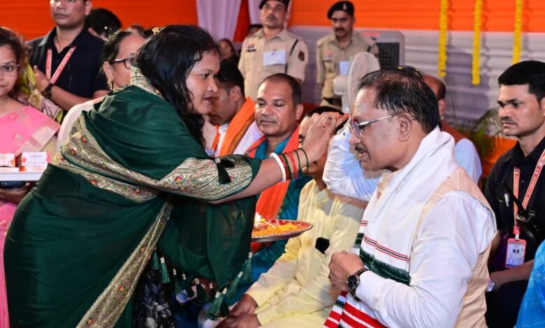 पंडरीपानी में रक्षाबंधन एवं बहनों से संवाद कार्यक्रम में शामिल हुए मुख्यमंत्री श्री साय पंडरीपानी में रक्षाबंधन एवं बहनों से संवाद कार्यक्रम में शामिल हुए मुख्यमंत्री श्री साय