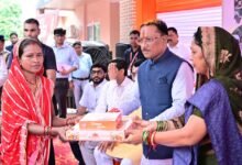 रक्षाबंधन पर ‘विष्णु भैया’ ने 50 बहनों को दिया आत्मनिर्भरता का उपहार, सौंपे ई-रिक्शा