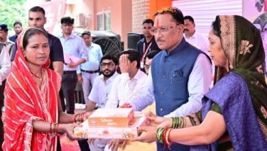 रक्षाबंधन पर ‘विष्णु भैया’ ने 50 बहनों को दिया आत्मनिर्भरता का उपहार, सौंपे ई-रिक्शा