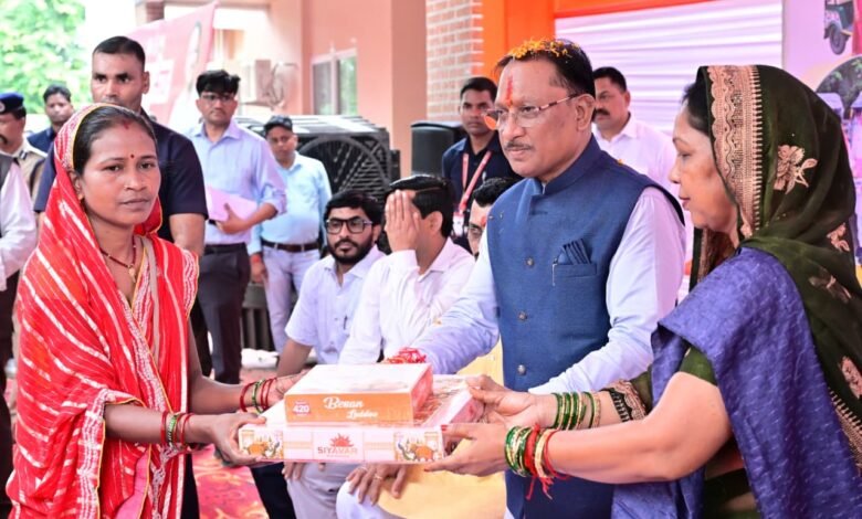 रक्षाबंधन पर ‘विष्णु भैया’ ने 50 बहनों को दिया आत्मनिर्भरता का उपहार, सौंपे ई-रिक्शा रक्षाबंधन पर ‘विष्णु भैया’ ने 50 बहनों को दिया आत्मनिर्भरता का उपहार, सौंपे ई-रिक्शा