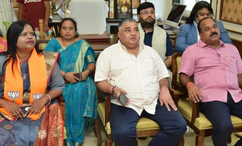 इतिहास, संस्कृति और स्वदेशी से आत्मनिर्भरता तक—‘मन की बात’ में देश की विकास यात्रा के विविध आयामों पर प्रधानमंत्री का प्रेरक संदेश इतिहास, संस्कृति और स्वदेशी से आत्मनिर्भरता तक—‘मन की बात’ में देश की विकास यात्रा के विविध आयामों पर प्रधानमंत्री का प्रेरक संदेश
