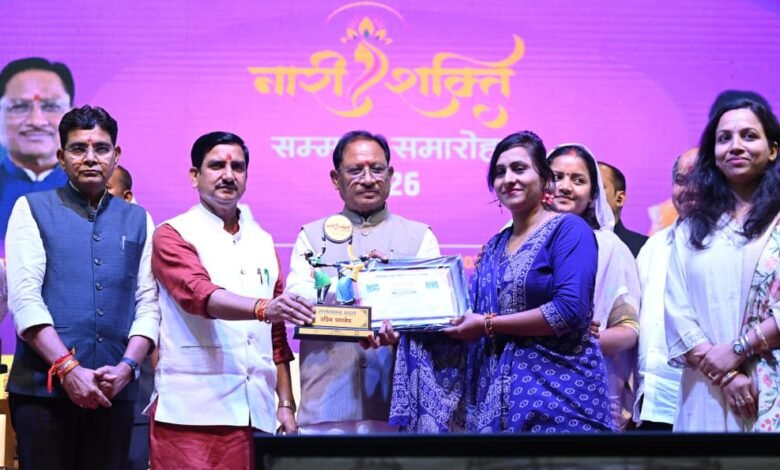 नारी शक्ति सम्मान समारोह में विभिन्न क्षेत्रों में उत्कृष्ट योगदान देने वाली महिलाओं का मुख्यमंत्री ने किया सम्मान नारी शक्ति सम्मान समारोह में विभिन्न क्षेत्रों में उत्कृष्ट योगदान देने वाली महिलाओं का मुख्यमंत्री ने किया सम्मान
