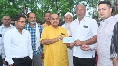 विधायक पुरन्दर मिश्रा ने ब्लू वाटर हादसे में मृत मोहम्मद आदिल के पिता को सौंपा 4 लाख रुपये का चेक