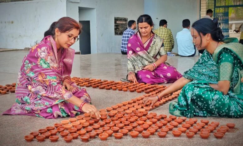सेवा संकल्प अभियान : ‘आशीर्वाद का दीया’ के लिए बिहान दीदियों ने जगाई जन-अलख सेवा संकल्प अभियान : ‘आशीर्वाद का दीया’ के लिए बिहान दीदियों ने जगाई जन-अलख