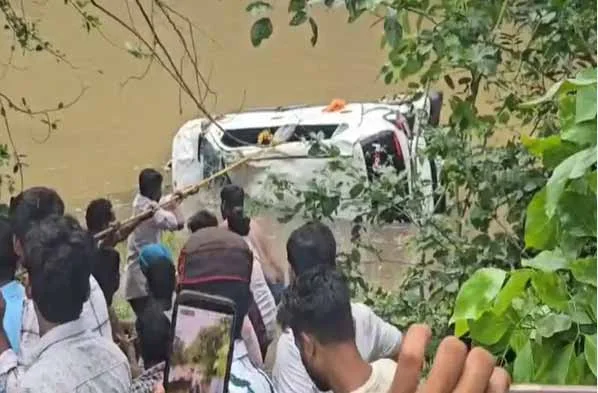मालवा में श्रद्धालुओं से भरी कार बारिश से उफनते नाले में बही, 8 की मौत