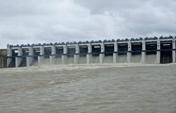 भारी बारिश से लबालब हुए जलाशय, महानदी किनारे गांवों में अलर्ट, गंगरेल से छोड़ा जा रहा पानी भारी बारिश से लबालब हुए जलाशय, महानदी किनारे गांवों में अलर्ट, गंगरेल से छोड़ा जा रहा पानी