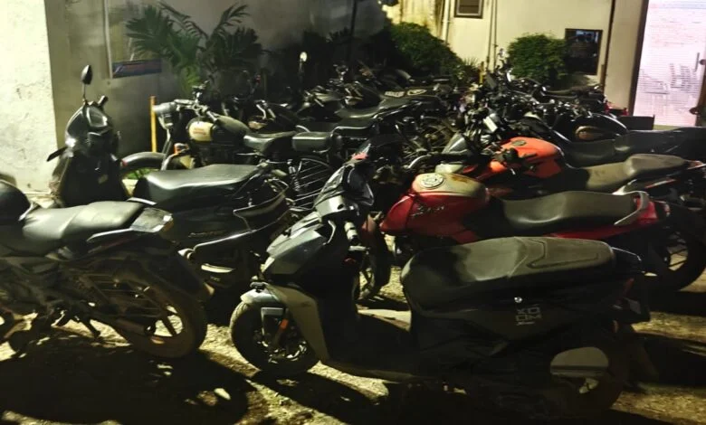 फटाखे युक्त मोडिफाइड साइलेंसर लगाकर घूमने वाले बाइकर्स पर पुलिस का कड़ा प्रहार, 8 मोडिफाइड साइलेंसर वाहन जब्त फटाखे युक्त मोडिफाइड साइलेंसर लगाकर घूमने वाले बाइकर्स पर पुलिस का कड़ा प्रहार, 8 मोडिफाइड साइलेंसर वाहन जब्त