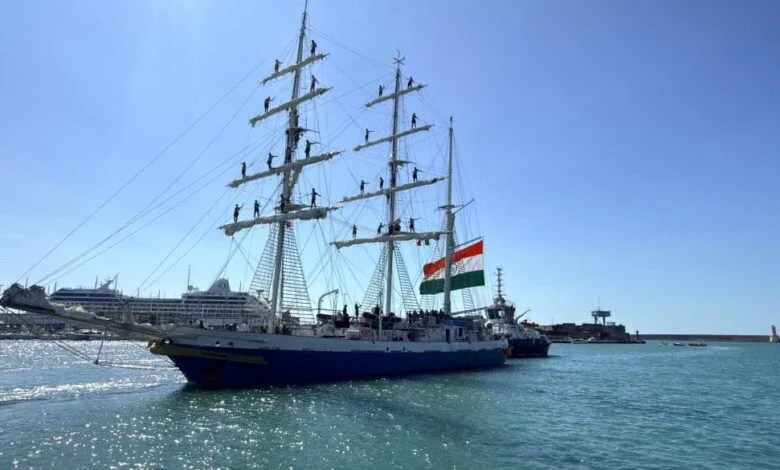 भारतीय नौसेना का पोत सुदर्शनी इटली के लिवोर्नो से रवाना भारतीय नौसेना का पोत सुदर्शनी इटली के लिवोर्नो से रवाना