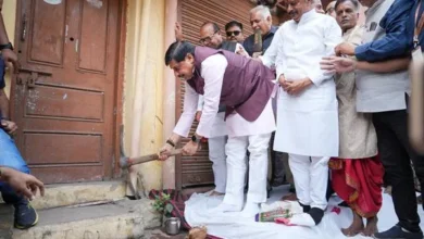 मुख्यमंत्री ने खुद अपने पैतृक मकान पर गेती चलाकर सिंहस्थ के लिए सड़क चौड़ीकरण कार्य के लिए प्रस्तुत किया अद्वितीय उदाहरण मुख्यमंत्री ने खुद अपने पैतृक मकान पर गेती चलाकर सिंहस्थ के लिए सड़क चौड़ीकरण कार्य के लिए प्रस्तुत किया अद्वितीय उदाहरण