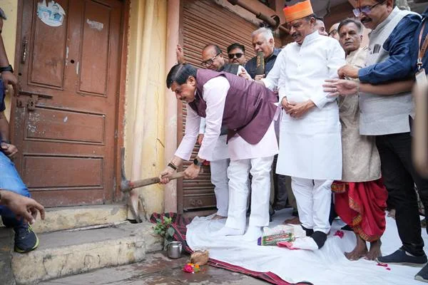 मुख्यमंत्री ने खुद अपने पैतृक मकान पर गेती चलाकर सिंहस्थ के लिए सड़क चौड़ीकरण कार्य के लिए प्रस्तुत किया अद्वितीय उदाहरण