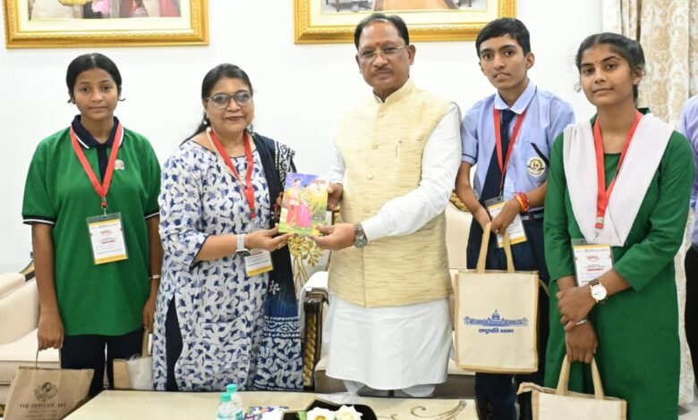 राष्ट्रपति श्रीमती द्रौपदी मुर्मु से संवाद के अनुभव विद्यार्थियों ने मुख्यमंत्री के साथ किए साझा राष्ट्रपति श्रीमती द्रौपदी मुर्मु से संवाद के अनुभव विद्यार्थियों ने मुख्यमंत्री के साथ किए साझा