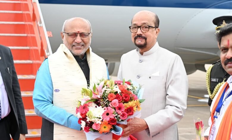 राज्यपाल श्री डेका ने उपराष्ट्रपति श्री राधाकृष्णन का किया आत्मीय स्वागत राज्यपाल श्री डेका ने उपराष्ट्रपति श्री राधाकृष्णन का किया आत्मीय स्वागत