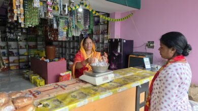 आकांक्षा स्व-सहायता समूह को मिला एक लाख रुपये का ऋण, किराना-सिंगार दुकान से बढ़ी आमदनी