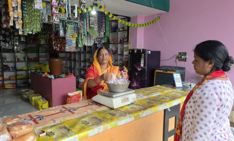 आकांक्षा स्व-सहायता समूह को मिला एक लाख रुपये का ऋण, किराना-सिंगार दुकान से बढ़ी आमदनी
