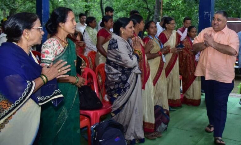 रामगढ़ में मितानिन बहनों से पर्यटन एवं संस्कृति मंत्री ने किया आत्मीय संवाद, समस्याओं और आवश्यकताओं की ली जानकारी रामगढ़ में मितानिन बहनों से पर्यटन एवं संस्कृति मंत्री ने किया आत्मीय संवाद, समस्याओं और आवश्यकताओं की ली जानकारी