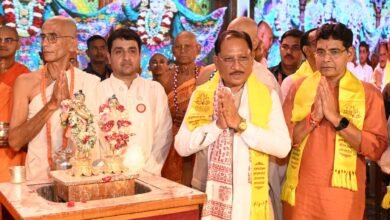 भगवान श्रीकृष्ण और राधारानी के दर्शन कर मुख्यमंत्री ने किया शंख अभिषेक, प्रदेशवासियों की सुख-समृद्धि और खुशहाली की कामना