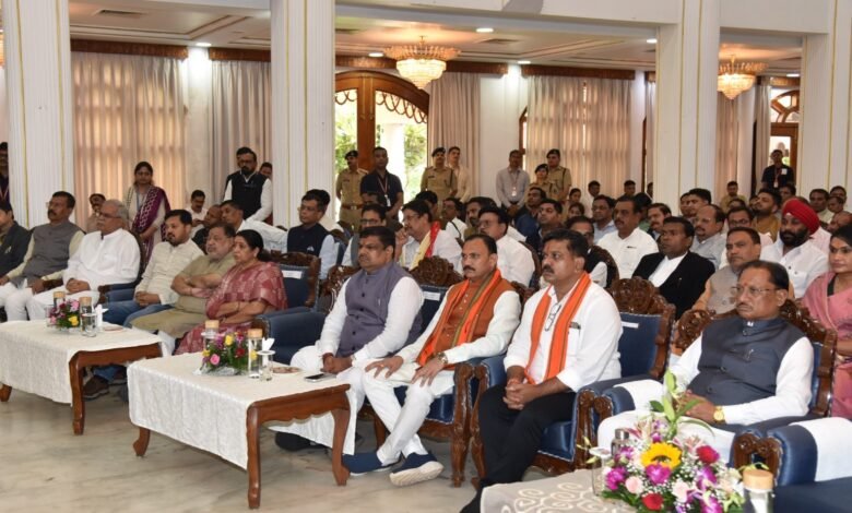 राज्यपाल श्री डेका ने न्यायाधिपति श्री कृष्न राम महापात्र को छत्तीसगढ़ उच्च न्यायालय के मुख्य न्यायाधीश पद की दिलाई शपथ राज्यपाल श्री डेका ने न्यायाधिपति श्री कृष्न राम महापात्र को छत्तीसगढ़ उच्च न्यायालय के मुख्य न्यायाधीश पद की दिलाई शपथ