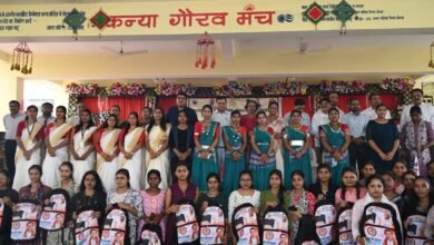 एजुकेशन किट वितरण- उद्योग मंत्री लखन लाल देवांगन ने 1500 छात्राओं को दी सौगात, कॉलेजों में विशाल डोम निर्माण की घोषणा