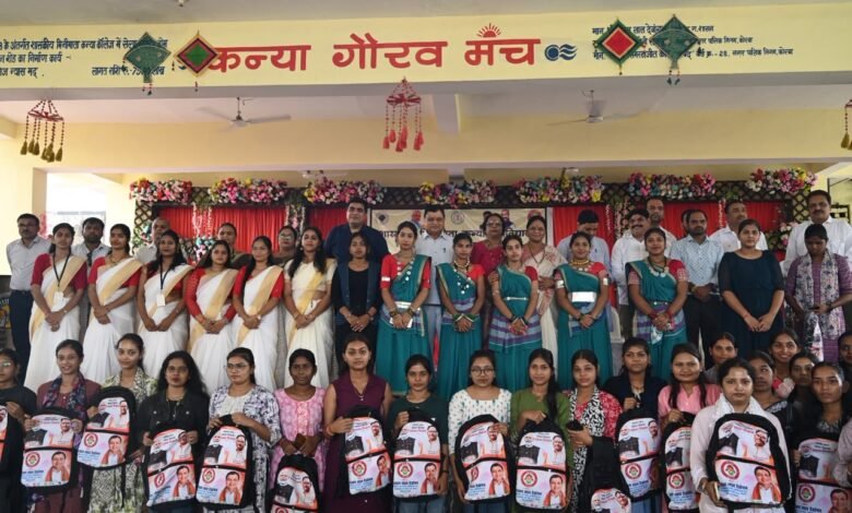 एजुकेशन किट वितरण- उद्योग मंत्री लखन लाल देवांगन ने 1500 छात्राओं को दी सौगात, कॉलेजों में विशाल डोम निर्माण की घोषणा एजुकेशन किट वितरण- उद्योग मंत्री लखन लाल देवांगन ने 1500 छात्राओं को दी सौगात, कॉलेजों में विशाल डोम निर्माण की घोषणा