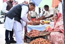 तेलीबांधा मरीन ड्राइव में मिट्टी के दीये बेच रही मीरा  से मुख्यमंत्री ने की आत्मीय बातचीत, एक हजार रुपए देकर किया उसके श्रम और स्वावलंबन का सम्मान