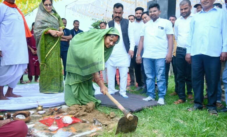 भैयाथान क्षेत्र में 34 करोड़ से अधिक के सड़क विकास कार्यों की मंत्री श्रीमती लक्ष्मी राजवाड़े ने दी सौगात भैयाथान क्षेत्र में 34 करोड़ से अधिक के सड़क विकास कार्यों की मंत्री श्रीमती लक्ष्मी राजवाड़े ने दी सौगात