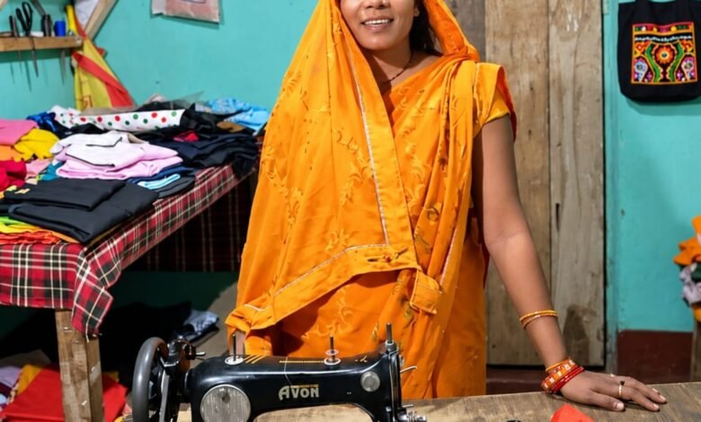 कहानी बदलाव की महतारी वंदन ने बढ़ाया हौसला, सिलाई ने संवारी जिंदगी कहानी बदलाव की महतारी वंदन ने बढ़ाया हौसला, सिलाई ने संवारी जिंदगी