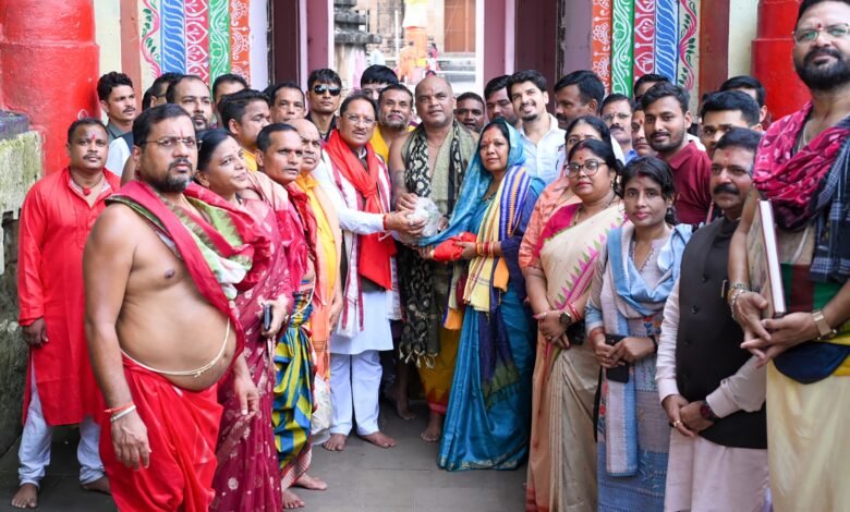 मुख्यमंत्री श्री साय ने लिंगराज मंदिर में सपत्नीक की पूजा-अर्चना मुख्यमंत्री श्री साय ने लिंगराज मंदिर में सपत्नीक की पूजा-अर्चना