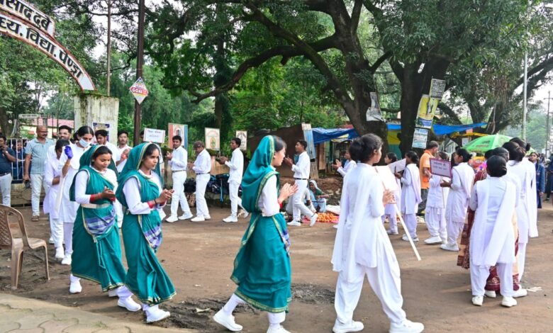 सेवा संकल्प अभियान के तहत नुक्कड़ नाटक और रंगोली से विद्यार्थियों ने दिया जागरूकता एवं राष्ट्र निर्माण का संदेश सेवा संकल्प अभियान के तहत नुक्कड़ नाटक और रंगोली से विद्यार्थियों ने दिया जागरूकता एवं राष्ट्र निर्माण का संदेश