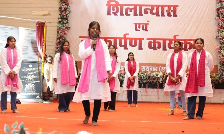 नमो सेवा-अनकही कहानियां : छात्रों ने प्रधानमंत्री श्री नरेन्द्र मोदी के 25 वर्षों की सेवा यात्रा का किया मंचन नमो सेवा-अनकही कहानियां : छात्रों ने प्रधानमंत्री श्री नरेन्द्र मोदी के 25 वर्षों की सेवा यात्रा का किया मंचन