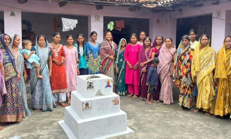 मंत्री श्रीमती लक्ष्मी राजवाड़े पहुंचीं ग्राम कुंजनगर, महिलाओं से किया आत्मीय संवाद