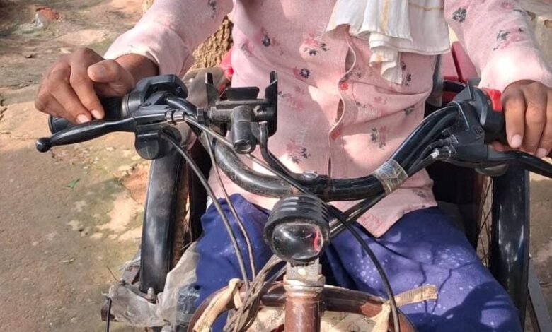 बैटरी चलित ट्रायसायकल से बदला 75% अस्थिबाधित सोमारू का जीवन, मिली आत्मनिर्भरता की नई उड़ान बैटरी चलित ट्रायसायकल से बदला 75% अस्थिबाधित सोमारू का जीवन, मिली आत्मनिर्भरता की नई उड़ान