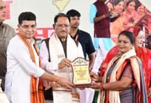 राजस्व मंत्री श्री टंकराम वर्मा के निवास पर आयोजित तीज मिलन समारोह में शामिल हुए मुख्यमंत्री श्री साय