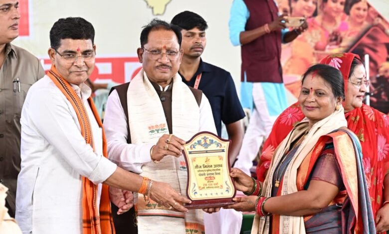 राजस्व मंत्री श्री टंकराम वर्मा के निवास पर आयोजित तीज मिलन समारोह में शामिल हुए मुख्यमंत्री श्री साय राजस्व मंत्री श्री टंकराम वर्मा के निवास पर आयोजित तीज मिलन समारोह में शामिल हुए मुख्यमंत्री श्री साय