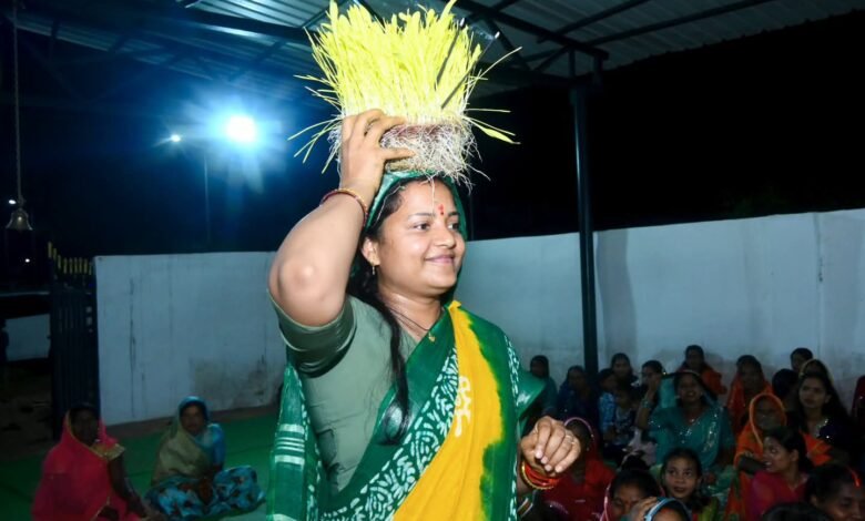 करमा पूजा में शामिल हुईं मंत्री श्रीमती लक्ष्मी राजवाड़े, प्रकृति, संस्कृति और लोकपरंपराओं के संरक्षण का दिया संदेश करमा पूजा में शामिल हुईं मंत्री श्रीमती लक्ष्मी राजवाड़े, प्रकृति, संस्कृति और लोकपरंपराओं के संरक्षण का दिया संदेश