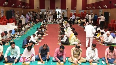 नेवता भोज में दिखी सामाजिक समरसता की मिसाल, एक साथ बैठे बैगा पुजारी, जनप्रतिनिधि और अधिकारी