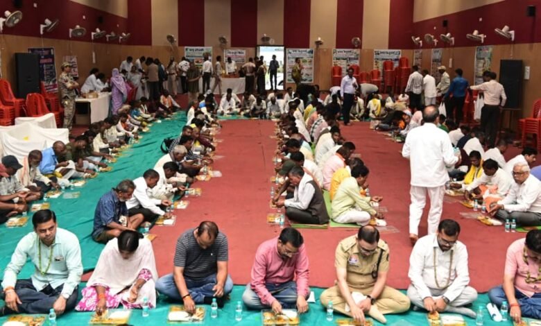 नेवता भोज में दिखी सामाजिक समरसता की मिसाल, एक साथ बैठे बैगा पुजारी, जनप्रतिनिधि और अधिकारी नेवता भोज में दिखी सामाजिक समरसता की मिसाल, एक साथ बैठे बैगा पुजारी, जनप्रतिनिधि और अधिकारी