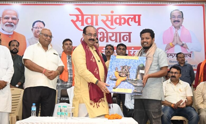 ‘सेवा, स्वच्छता और नारी सशक्तिकरण के संदेशों को रंगोली में उकेर रहीं बेटियां’ ‘सेवा, स्वच्छता और नारी सशक्तिकरण के संदेशों को रंगोली में उकेर रहीं बेटियां’
