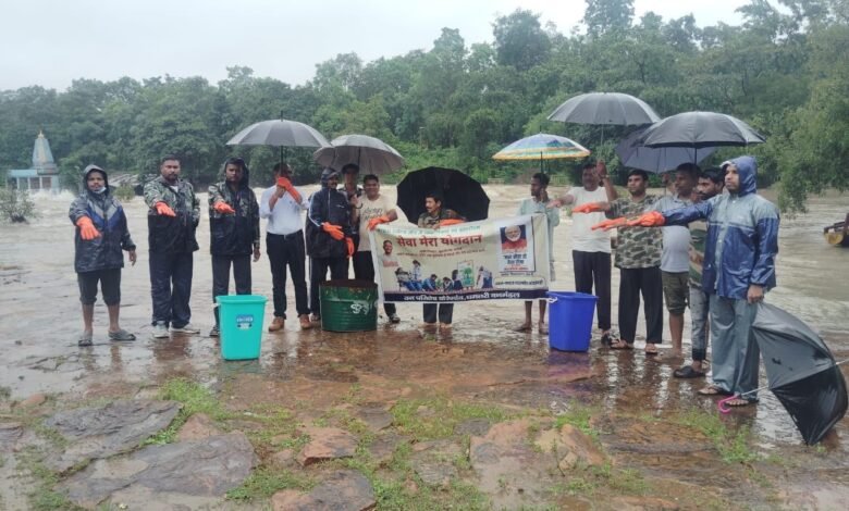 सेवा मेरा योगदान’ अभियान के तहत जल स्रोतों की साफ-सफाई सेवा मेरा योगदान’ अभियान के तहत जल स्रोतों की साफ-सफाई