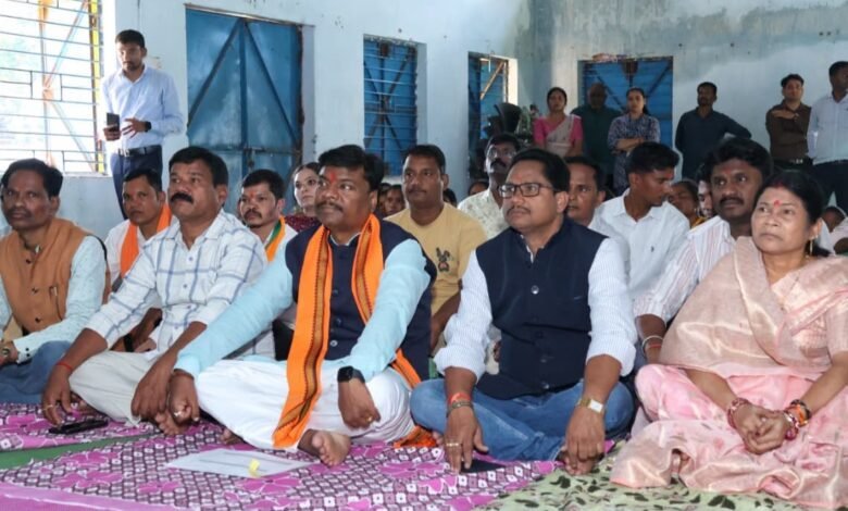 कुंगारपाल में वन मंत्री श्री केदार कश्यप की मौजूदगी में ग्रामीणों ने सुना ‘मन की बात’ का 138 वां संस्करण कुंगारपाल में वन मंत्री श्री केदार कश्यप की मौजूदगी में ग्रामीणों ने सुना ‘मन की बात’ का 138 वां संस्करण