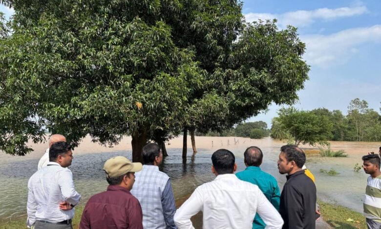 वन मंत्री श्री केदार कश्यप ने बस्तर के बाढ़ प्रभावित क्षेत्रों का लिया जायजा वन मंत्री श्री केदार कश्यप ने बस्तर के बाढ़ प्रभावित क्षेत्रों का लिया जायजा