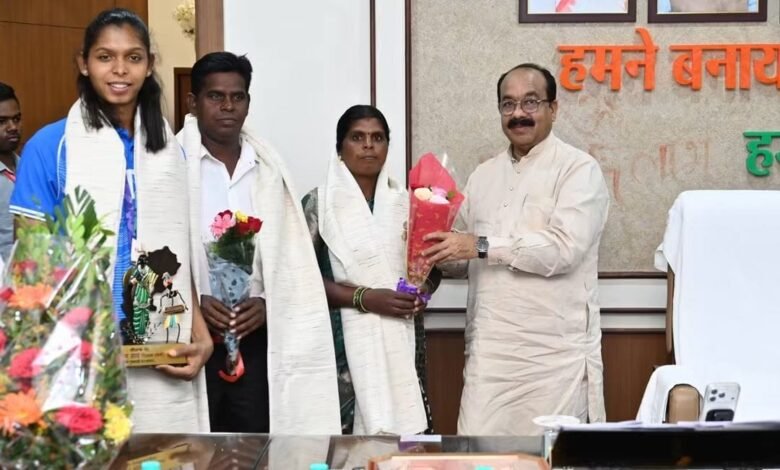 संजू की स्वर्णिम जीत पर उप मुख्यमंत्री श्री अरुण साव ने थपथपाई पीठ, कहा छत्तीसगढ़ के खिलाड़ियों को मिलेगा उनके अनुभव का लाभ संजू की स्वर्णिम जीत पर उप मुख्यमंत्री श्री अरुण साव ने थपथपाई पीठ, कहा छत्तीसगढ़ के खिलाड़ियों को मिलेगा उनके अनुभव का लाभ