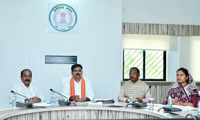 उप मुख्यमंत्री श्री अरुण साव, महिला एवं बाल विकास मंत्री श्रीमती लक्ष्मी रजवाड़े, कृषि मंत्री श्री राम विचार नेताम बैठक में हुए शामिल उप मुख्यमंत्री श्री अरुण साव, महिला एवं बाल विकास मंत्री श्रीमती लक्ष्मी रजवाड़े, कृषि मंत्री श्री राम विचार नेताम बैठक में हुए शामिल