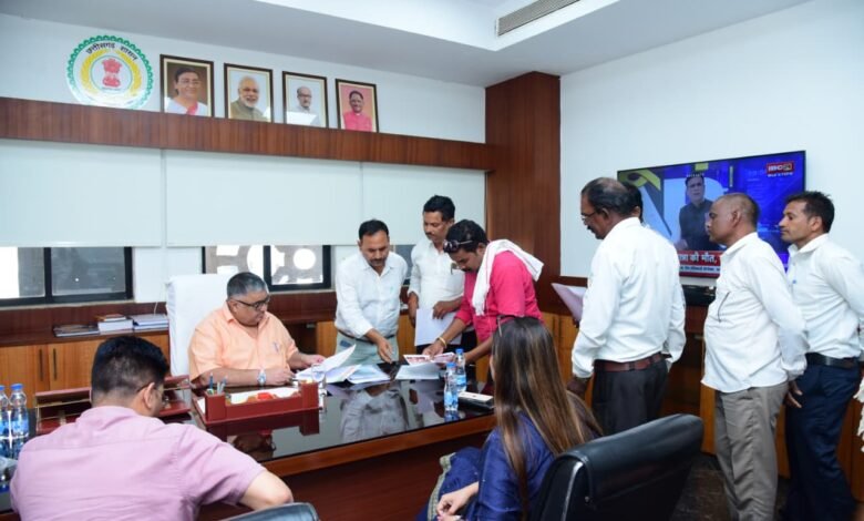 पर्यटन एवं संस्कृति मंत्री श्री राजेश अग्रवाल ने मंत्रालय स्थित कार्यालय में आगंतुकों से की मुलाकात पर्यटन एवं संस्कृति मंत्री श्री राजेश अग्रवाल ने मंत्रालय स्थित कार्यालय में आगंतुकों से की मुलाकात