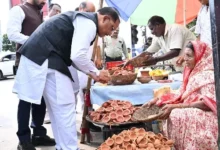 सड़क किनारे पसरे पर अचानक पहुंचे सीएम, मीरा के पसरे से खरीदा आशीर्वाद का दीया, दिए एक हजार रुपए