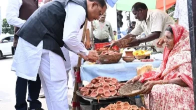 सड़क किनारे पसरे पर अचानक पहुंचे सीएम, मीरा के पसरे से खरीदा आशीर्वाद का दीया, दिए एक हजार रुपए