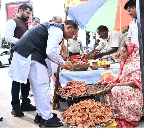 सड़क किनारे पसरे पर अचानक पहुंचे सीएम, मीरा के पसरे से खरीदा आशीर्वाद का दीया, दिए एक हजार रुपए