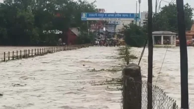 महादेव घाट में पूल के उपर तक पानी, रायपुर – अमलेश्वर रोड में आवाजाही बंद