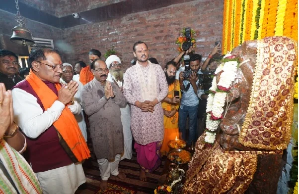 CM साय ने मदकूद्वीप के प्राचीन मंदिरों में की पूजा-अर्चना, कन्या पूजन कर कन्या भोज में हुए शामिल
