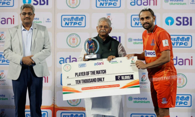 जसकरण सिंह के पांच गोलों के बावजूद बैलाडीला बुल्स जीत से दूर, संस्कारधानी स्ट्राइकर्स ने 5-5 से ड्रॉ कराया मुकाबला जसकरण सिंह के पांच गोलों के बावजूद बैलाडीला बुल्स जीत से दूर, संस्कारधानी स्ट्राइकर्स ने 5-5 से ड्रॉ कराया मुकाबला